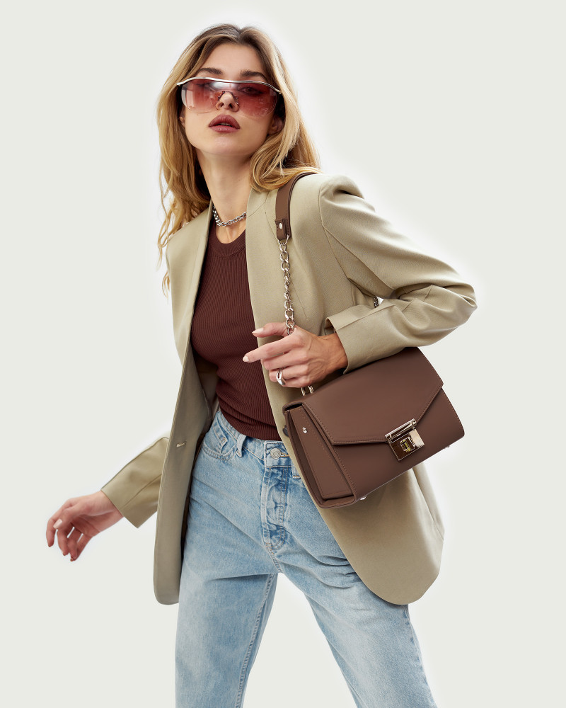 Стильные аксессуары: с чем носить коричневую сумку?…